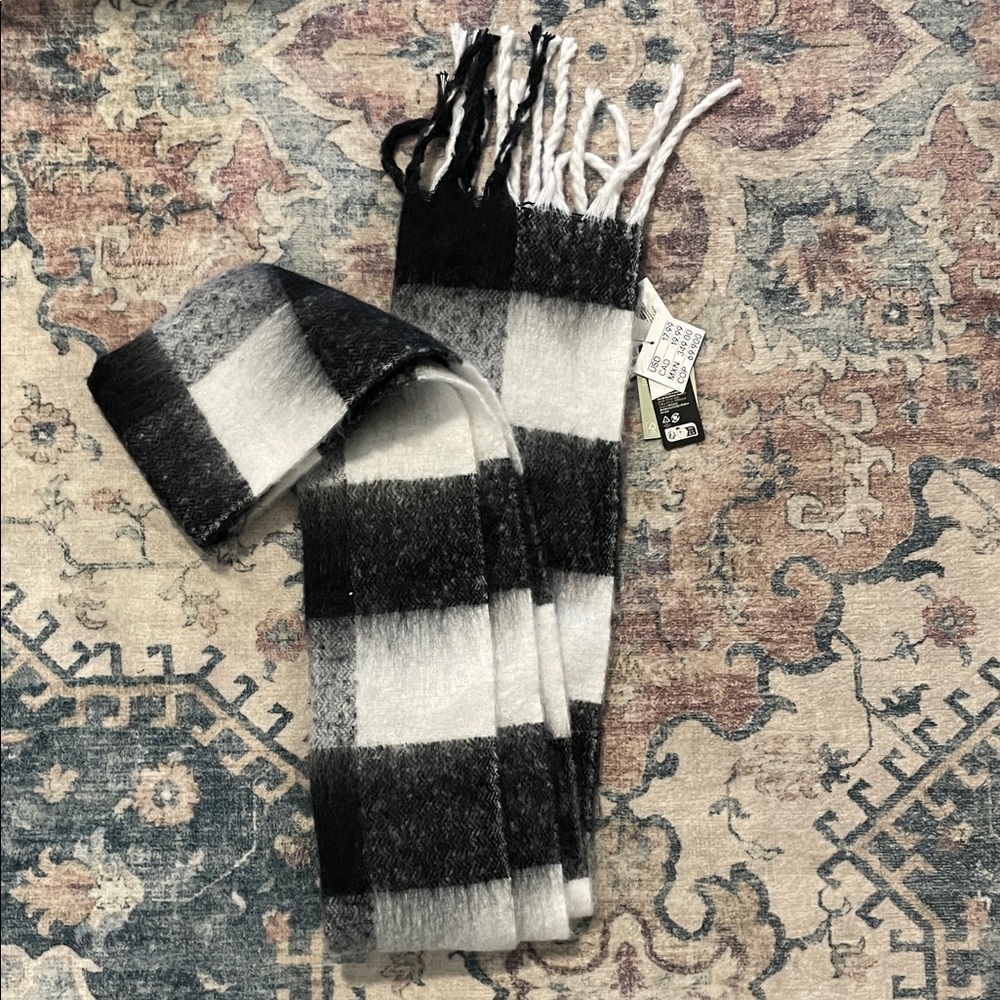 H&M Black and White blanket scarf with a checkered pattern